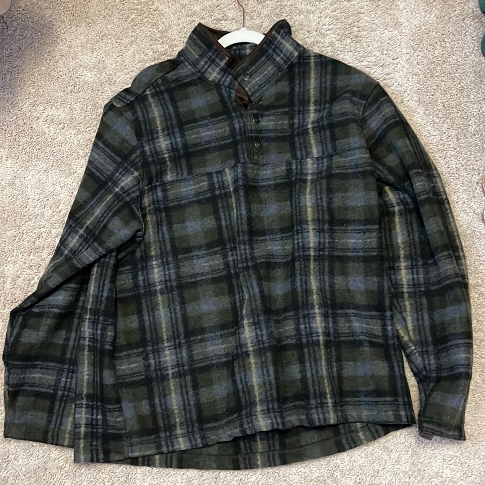 Long sleeve light 4 button jacket.